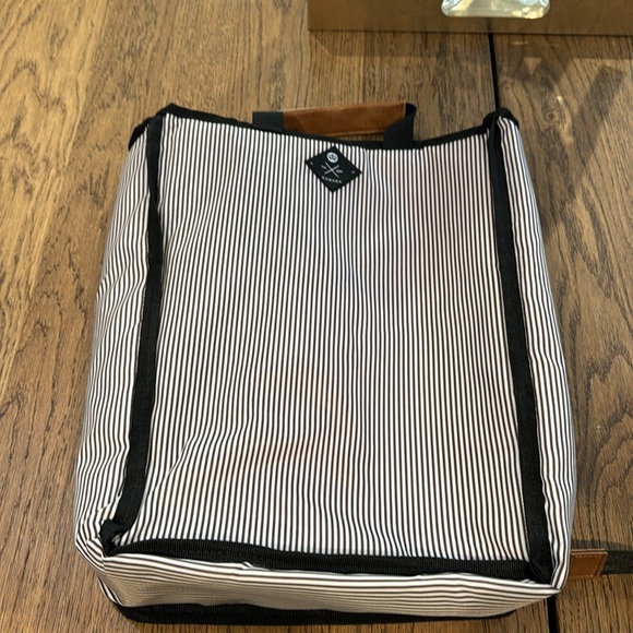 PKG backpack with laptop sleeve - Picture 7 of 12